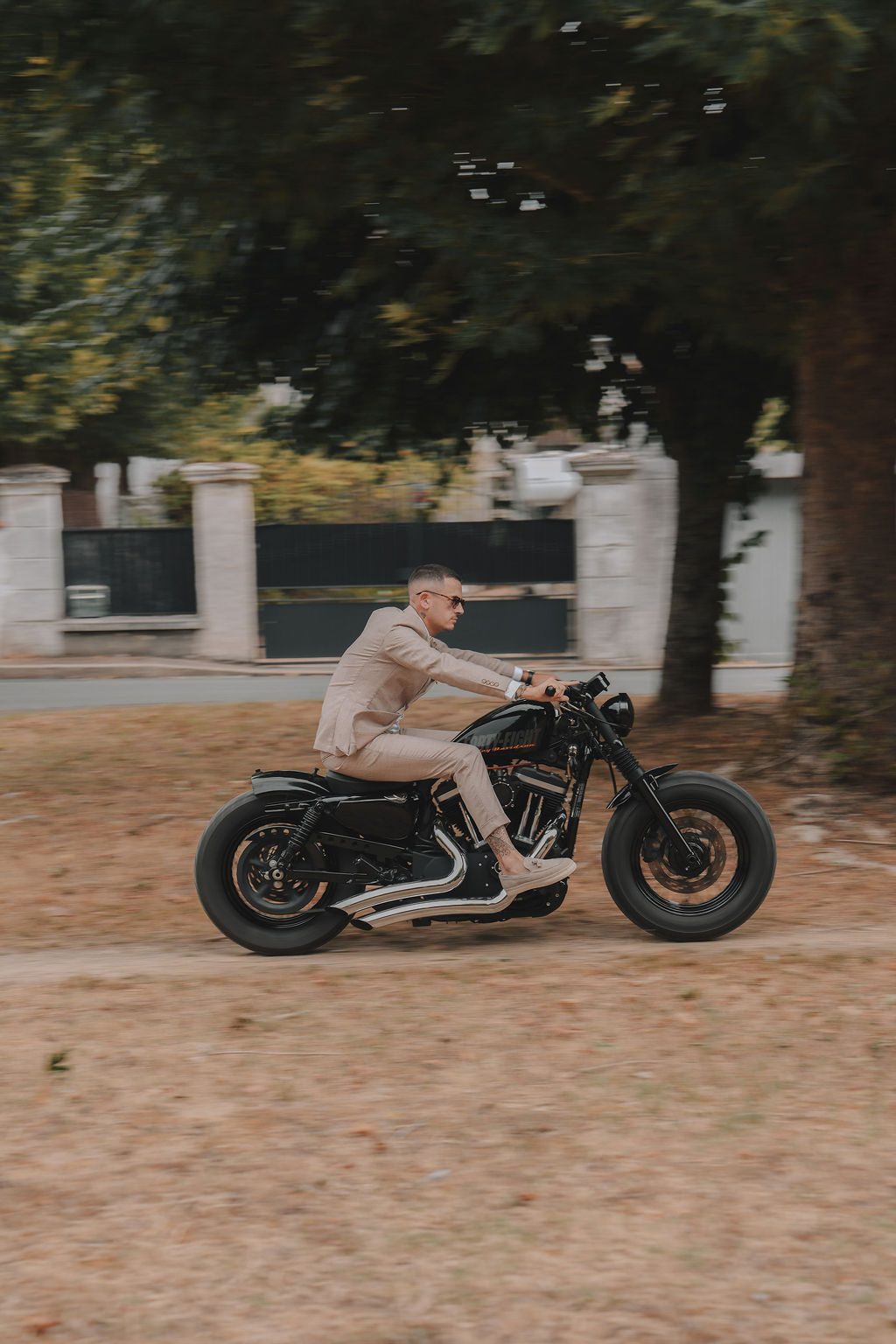 Le marié arrive à moto devant la mairie